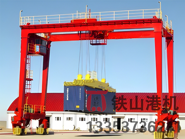 河北黃驊輪胎式集裝箱龍門吊廠家新技術(shù)太陽(yáng)能輪胎式集裝箱龍門吊